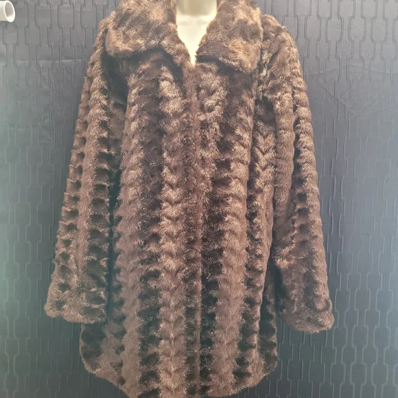 Dennis by Dennis basso Mid Length Faux Fur Coat Size Medium - Picture 6 of 9